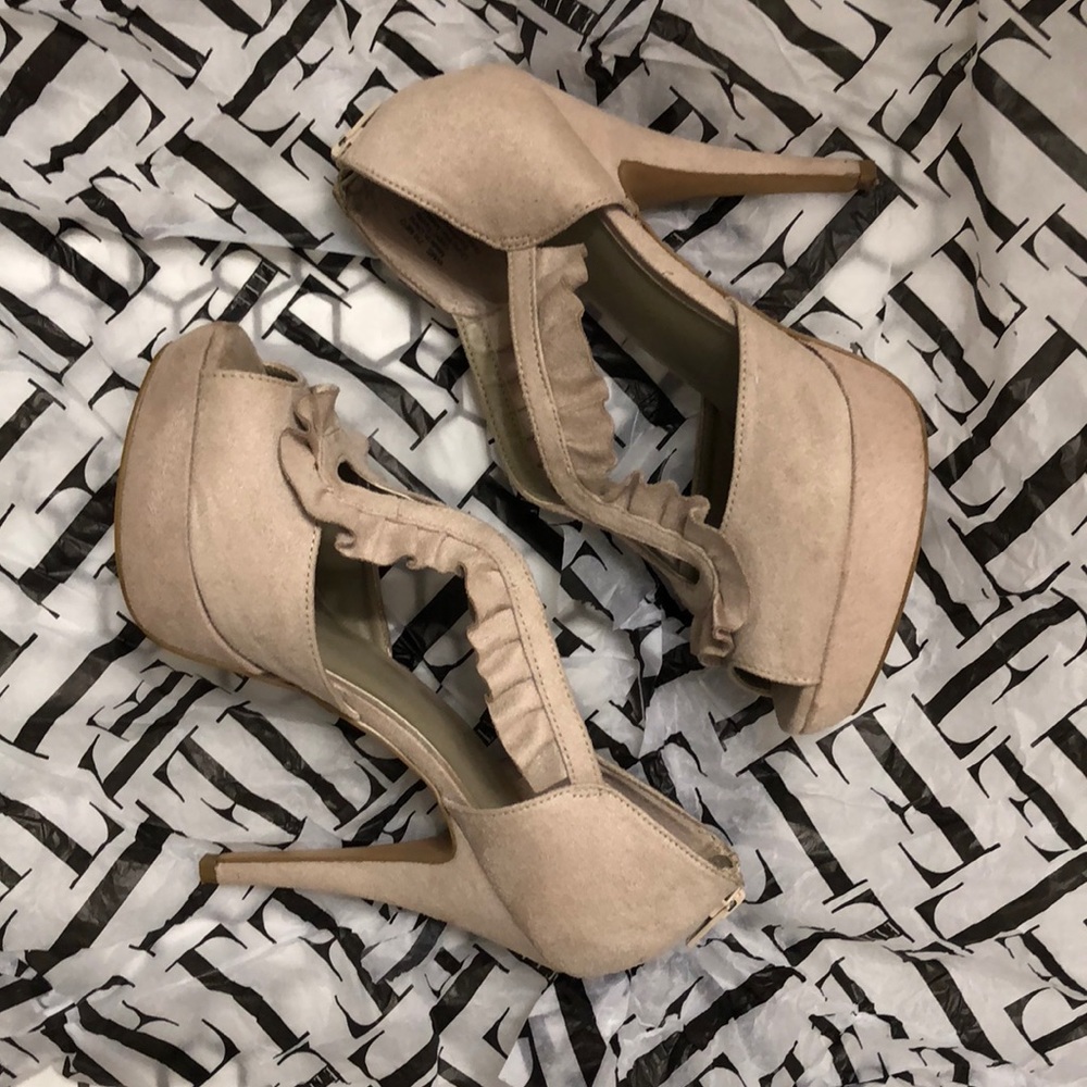 Women’s ELLE size 7.5 high heel (4.5 in.) sandal